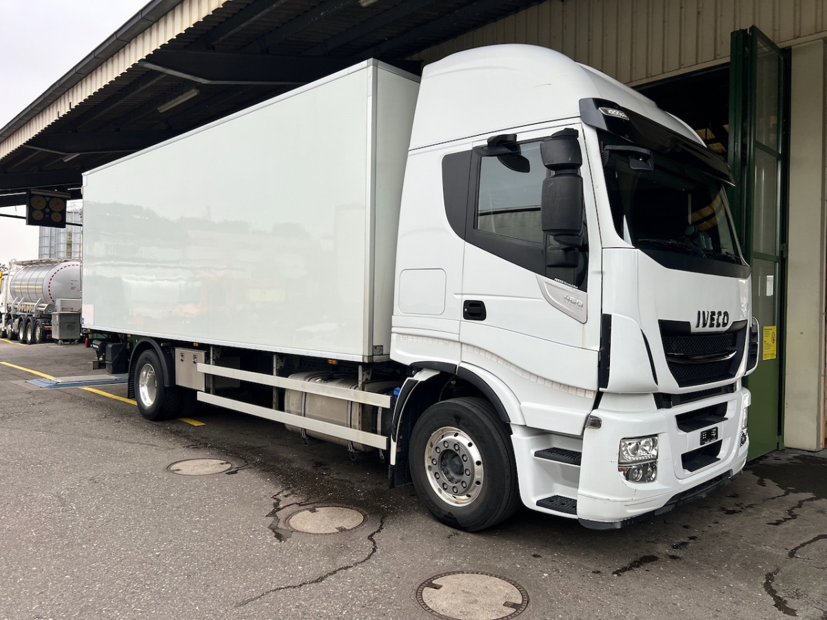 IVECO 190S46 Stralis - Dobozos felépítményű teherautó: 1 kép. IVECO 190S46 Stralis - Dobozos felépítményű teherautó: 1 kép.
