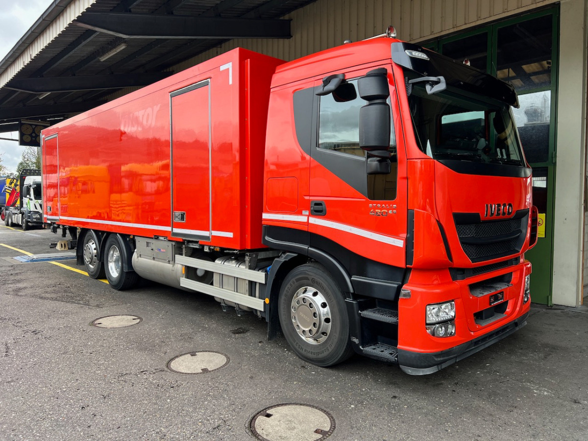 IVECO 260S42 Stralis - Dobozos felépítményű teherautó: 1 kép. IVECO 260S42 Stralis - Dobozos felépítményű teherautó: 1 kép.