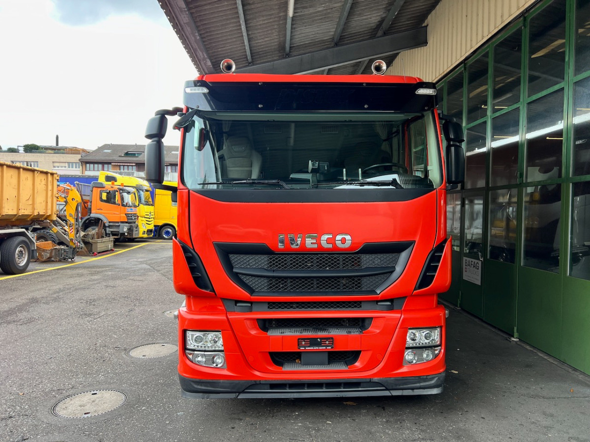 IVECO 260S42 Stralis - Dobozos felépítményű teherautó: 3 kép. IVECO 260S42 Stralis - Dobozos felépítményű teherautó: 3 kép.