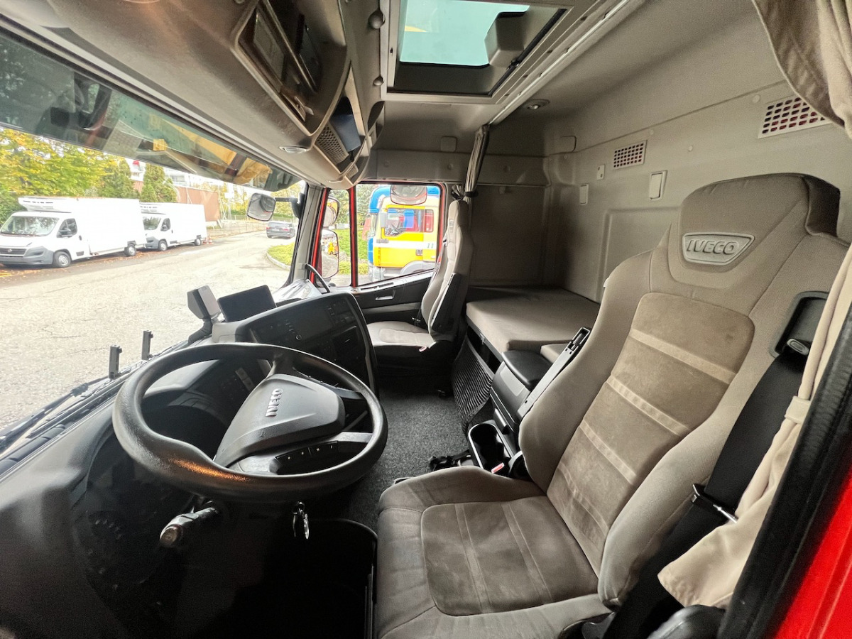 IVECO 260S42 Stralis - Dobozos felépítményű teherautó: 4 kép. IVECO 260S42 Stralis - Dobozos felépítményű teherautó: 4 kép.