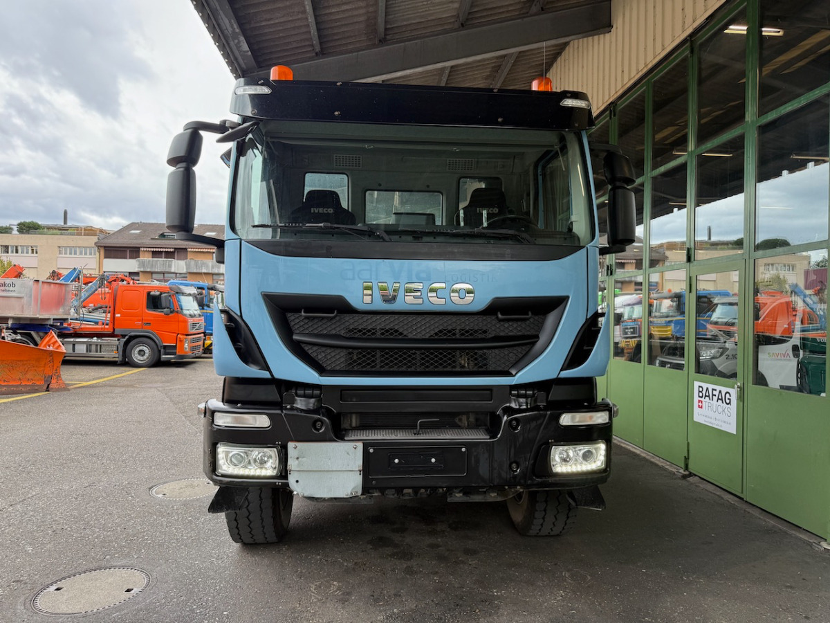 IVECO 340T45 Trakker 8x4 - Horgos rakodó teherautó: 3 kép. IVECO 340T45 Trakker 8x4 - Horgos rakodó teherautó: 3 kép.
