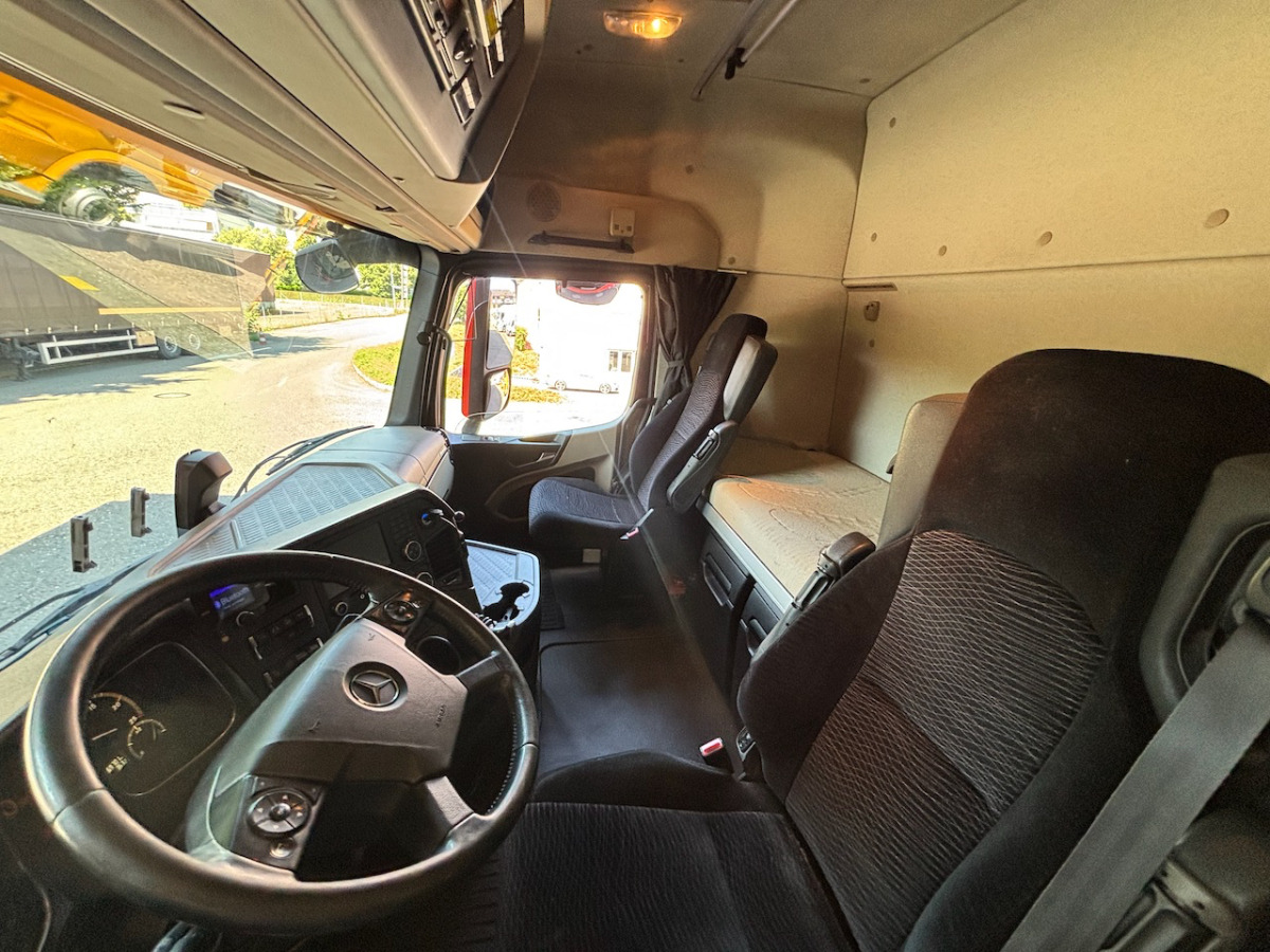 MERCEDES Actros 1848 - Dobozos felépítményű teherautó: 4 kép. MERCEDES Actros 1848 - Dobozos felépítményű teherautó: 4 kép.