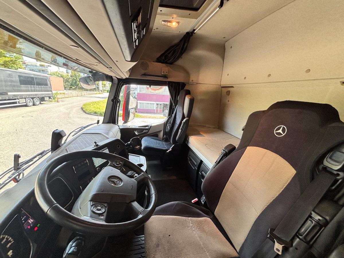 MERCEDES Actros 1848 - Dobozos felépítményű teherautó: 4 kép. MERCEDES Actros 1848 - Dobozos felépítményű teherautó: 4 kép.