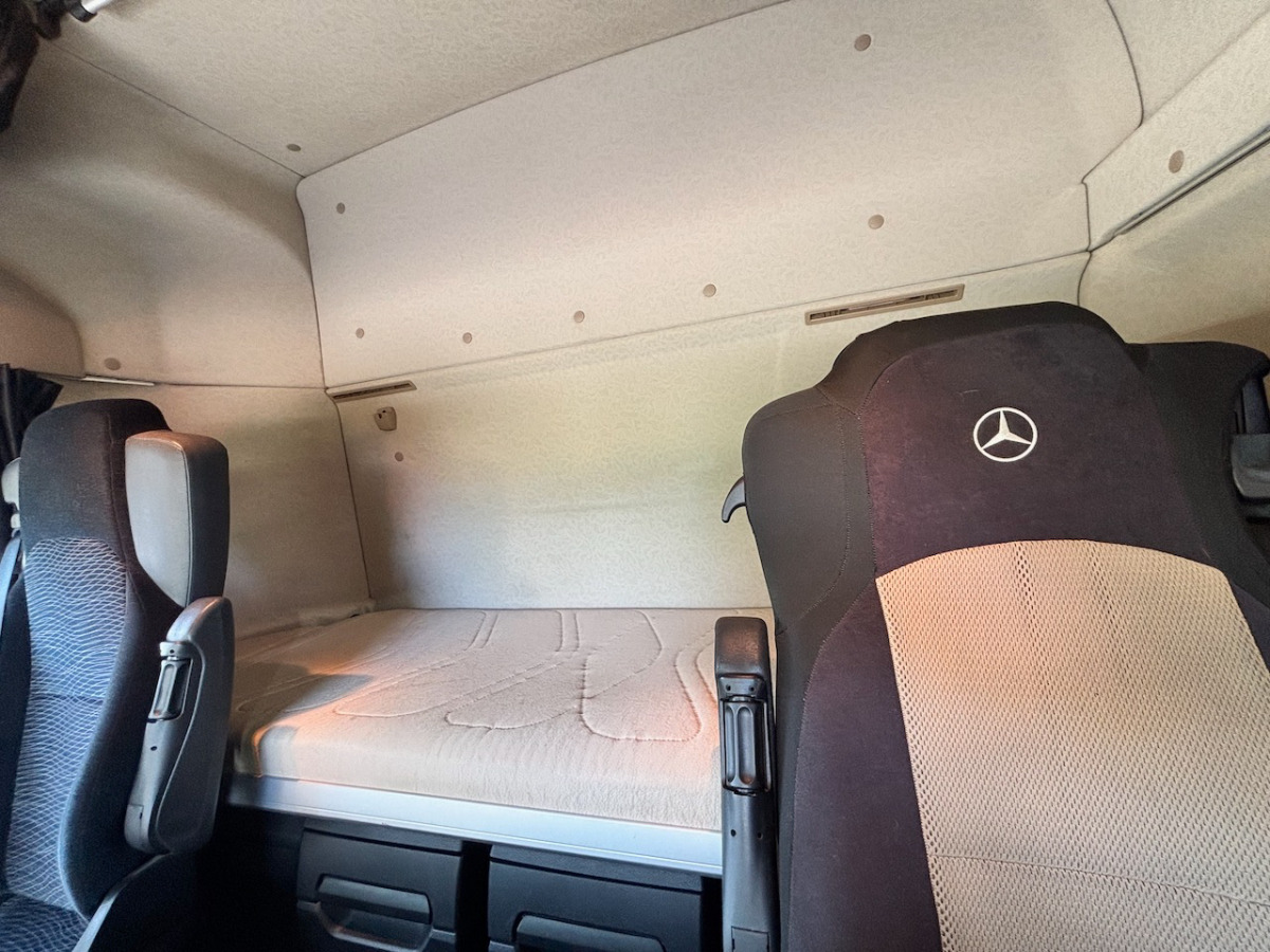 MERCEDES Actros 1848 - Dobozos felépítményű teherautó: 5 kép. MERCEDES Actros 1848 - Dobozos felépítményű teherautó: 5 kép.