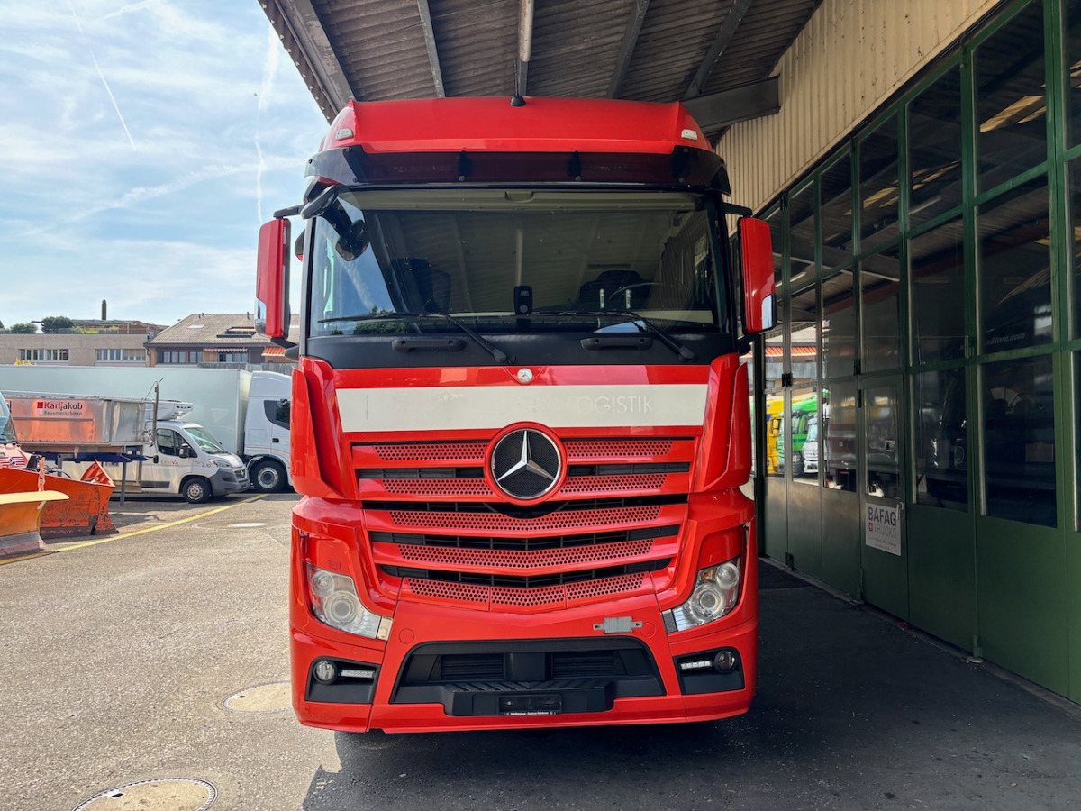 MERCEDES Actros 1848 - Dobozos felépítményű teherautó: 3 kép. MERCEDES Actros 1848 - Dobozos felépítményű teherautó: 3 kép.
