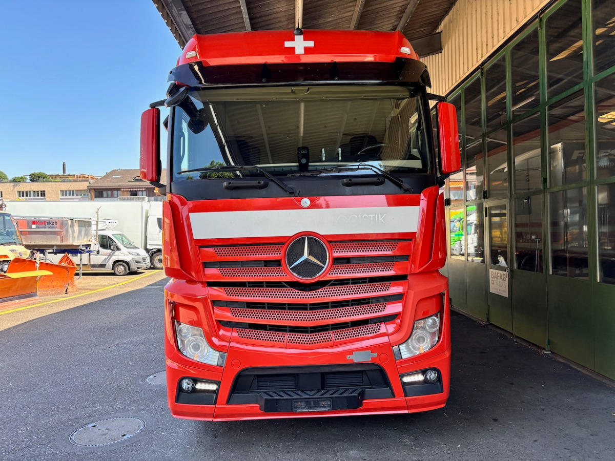 MERCEDES Actros 1848 - Dobozos felépítményű teherautó: 3 kép. MERCEDES Actros 1848 - Dobozos felépítményű teherautó: 3 kép.