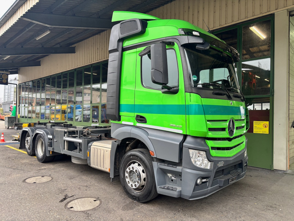 MERCEDES Actros 2543 6x2 - Cserefelépítményes teherautó: 1 kép. MERCEDES Actros 2543 6x2 - Cserefelépítményes teherautó: 1 kép.