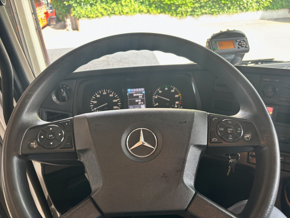MERCEDES Antos 1824 - Dobozos felépítményű teherautó: 5 kép. MERCEDES Antos 1824 - Dobozos felépítményű teherautó: 5 kép.