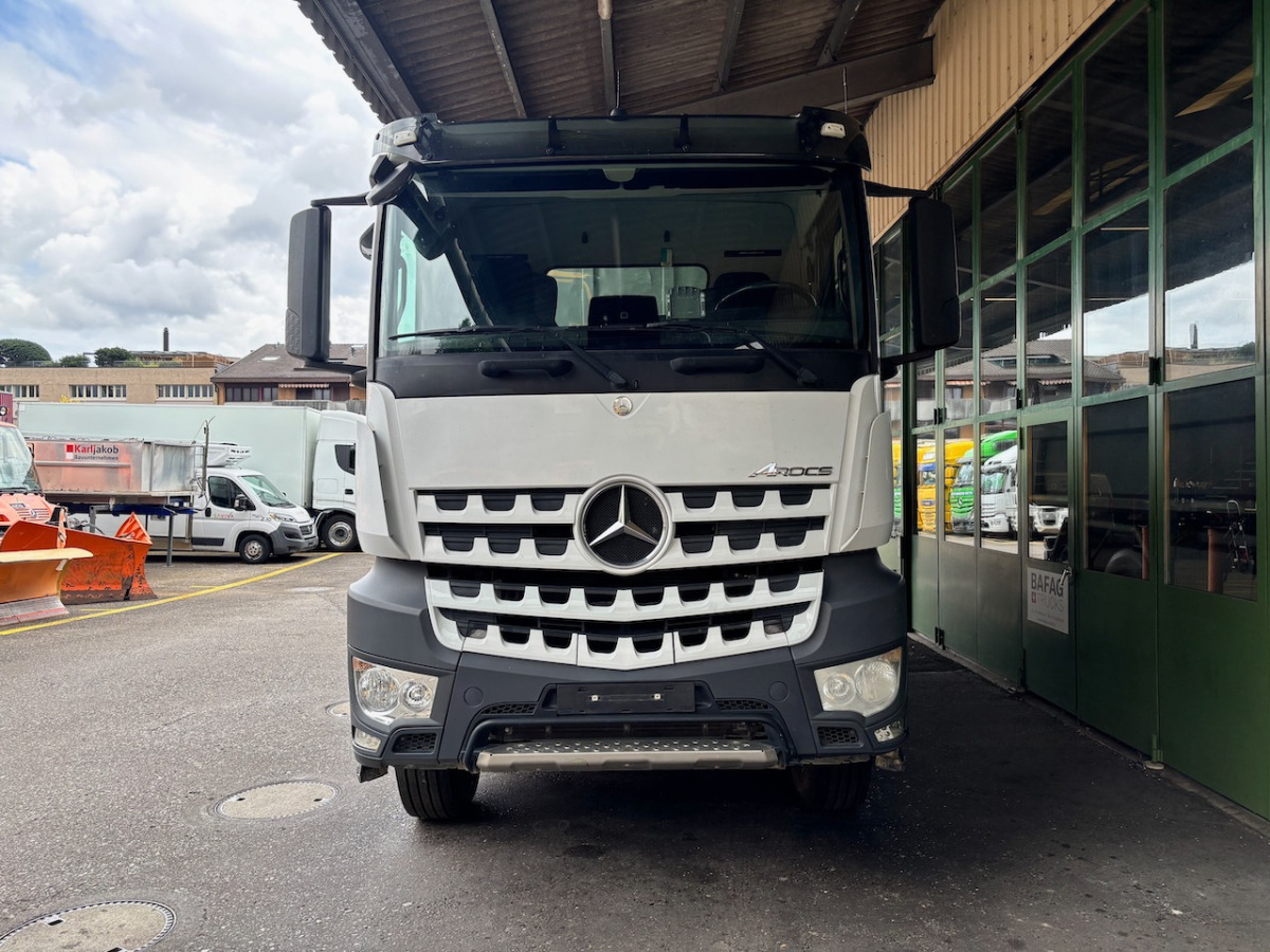 MERCEDES Arocs 3251 - Billenőplatós teherautó: 3 kép. MERCEDES Arocs 3251 - Billenőplatós teherautó: 3 kép.