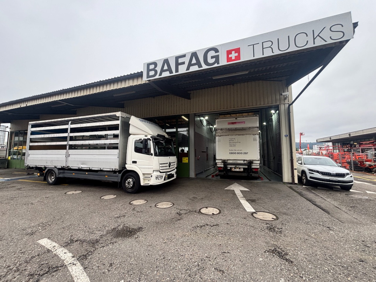 MERCEDES Atego 1530 - Platós teherautó: 2 kép. MERCEDES Atego 1530 - Platós teherautó: 2 kép.