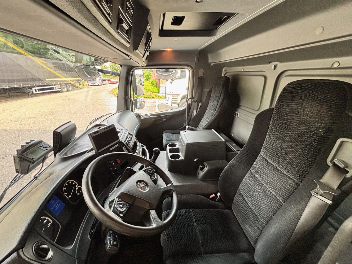 MERCEDES Atego 1530 - Dobozos felépítményű teherautó: 4 kép. MERCEDES Atego 1530 - Dobozos felépítményű teherautó: 4 kép.