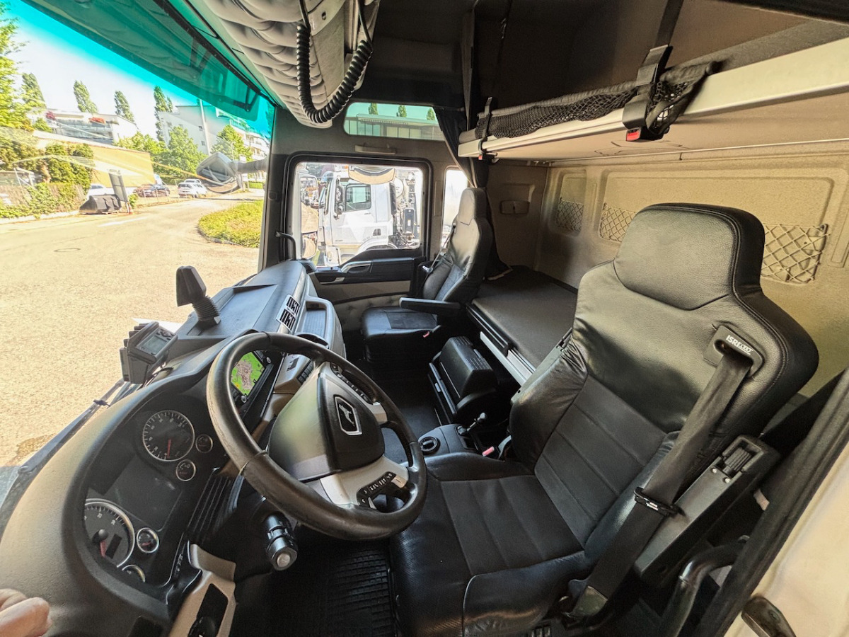 MAN TGX 18.640 - Nyergesvontató: 4 kép. MAN TGX 18.640 - Nyergesvontató: 4 kép.