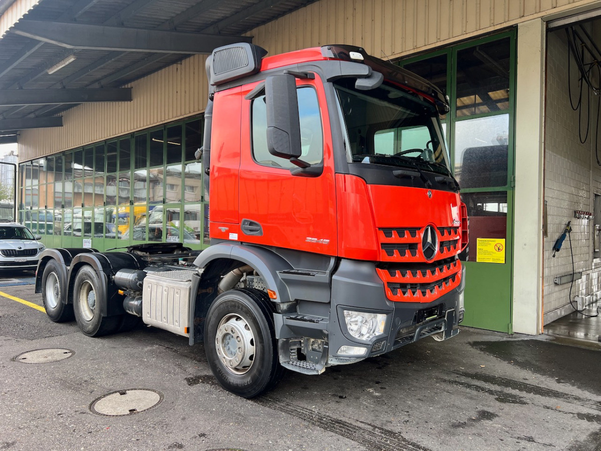 MERCEDES Arocs 2645 - Nyergesvontató: 1 kép. MERCEDES Arocs 2645 - Nyergesvontató: 1 kép.