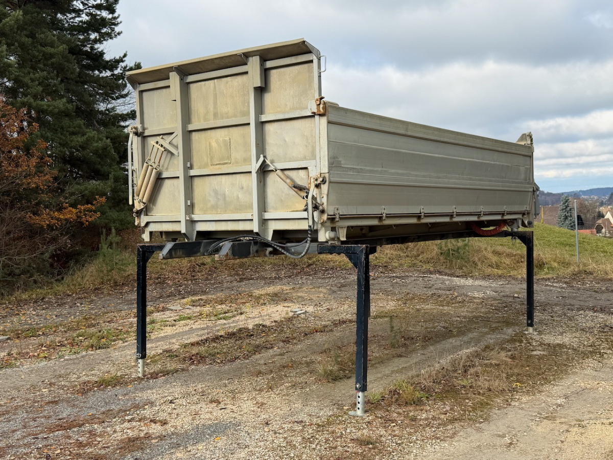 RENAULT C520 8x4 Wechselsystem Siloki + Kipper - Billenőplatós teherautó: 2 kép. RENAULT C520 8x4 Wechselsystem Siloki + Kipper - Billenőplatós teherautó: 2 kép.