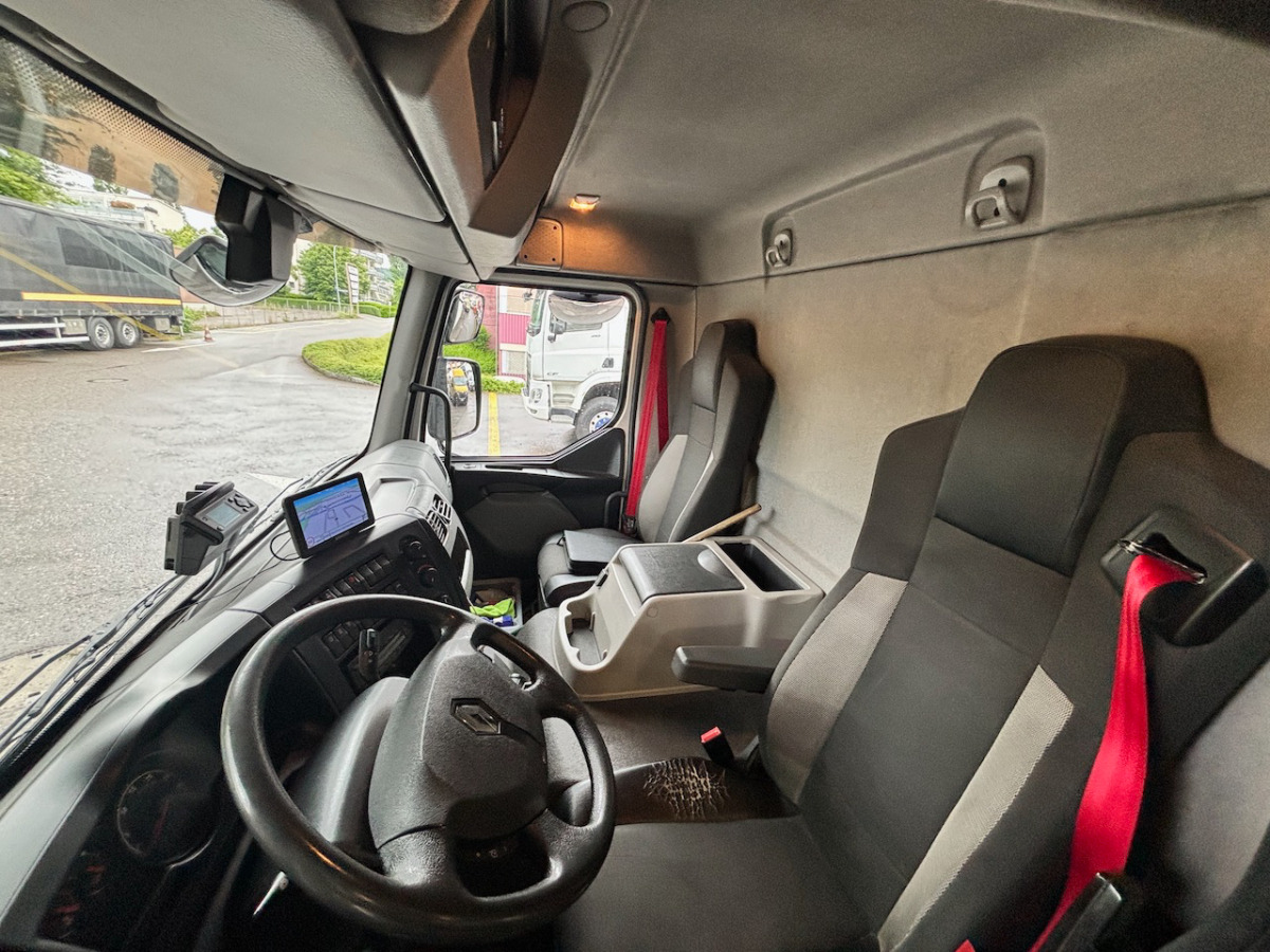 RENAULT D14.250 - Dobozos felépítményű teherautó: 4 kép. RENAULT D14.250 - Dobozos felépítményű teherautó: 4 kép.
