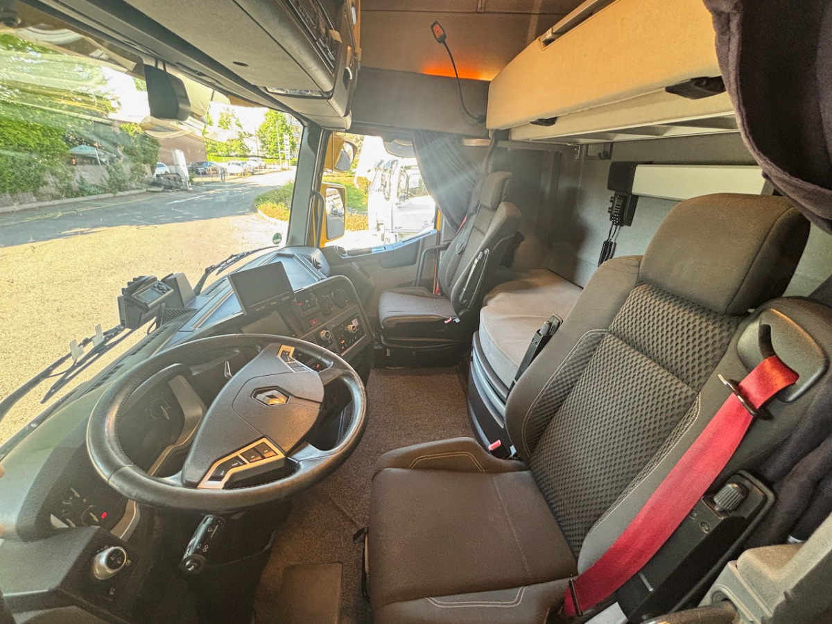 RENAULT T520 - Dobozos felépítményű teherautó: 4 kép. RENAULT T520 - Dobozos felépítményű teherautó: 4 kép.