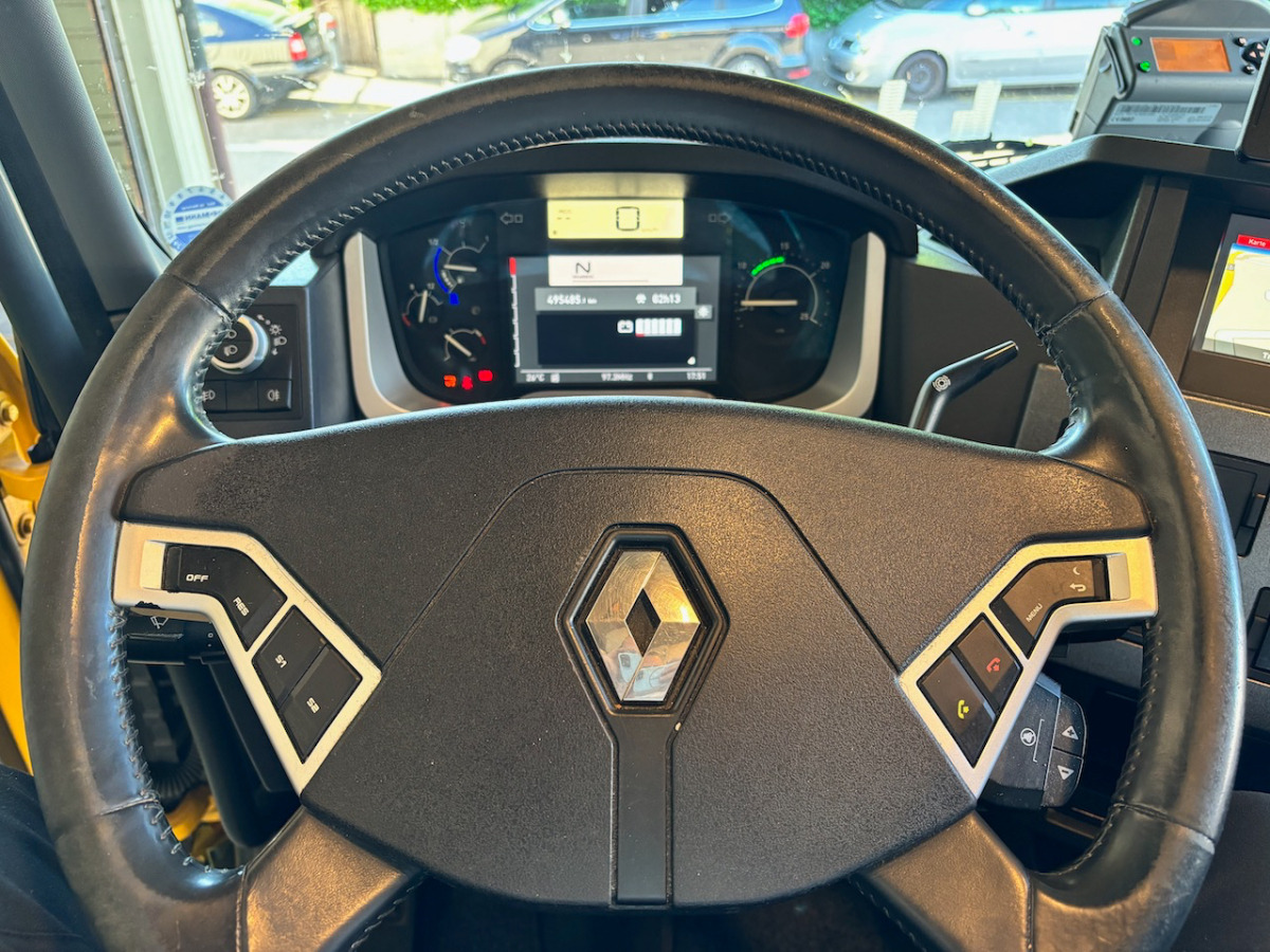 RENAULT T520 - Dobozos felépítményű teherautó: 5 kép. RENAULT T520 - Dobozos felépítményű teherautó: 5 kép.