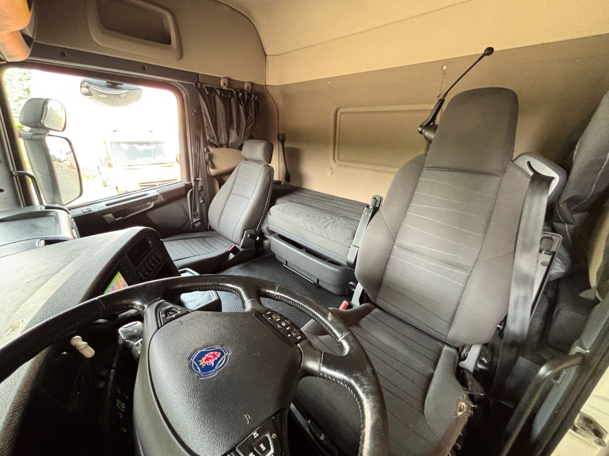 SCANIA G410 - Ponyvás teherautó: 5 kép. SCANIA G410 - Ponyvás teherautó: 5 kép.