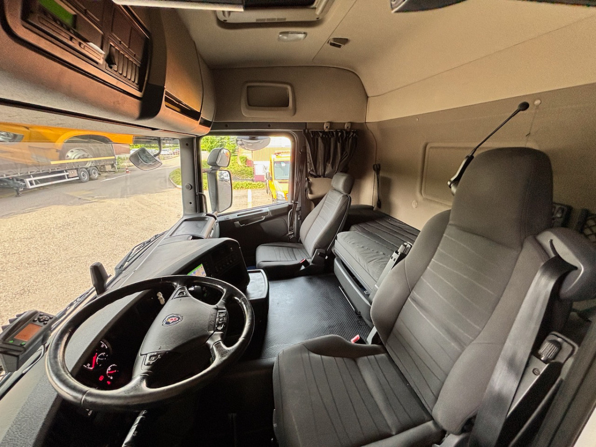 SCANIA G410 - Ponyvás teherautó: 4 kép. SCANIA G410 - Ponyvás teherautó: 4 kép.