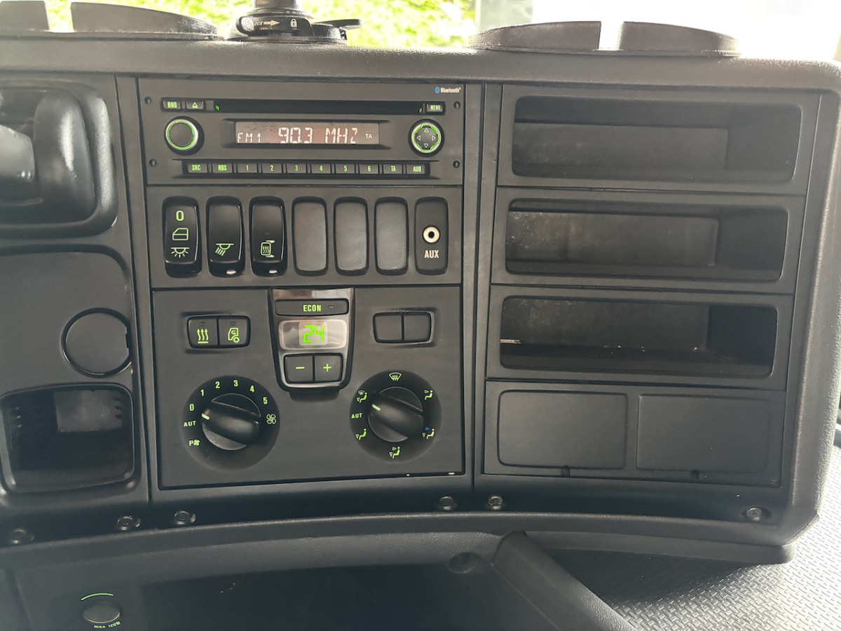 Ponyvás teherautó SCANIA G440: 8 kép.