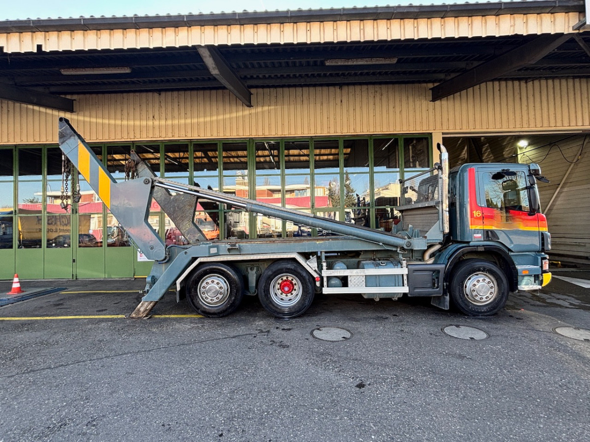 Konténerszállító SCANIA P124     6x2: 16 kép.