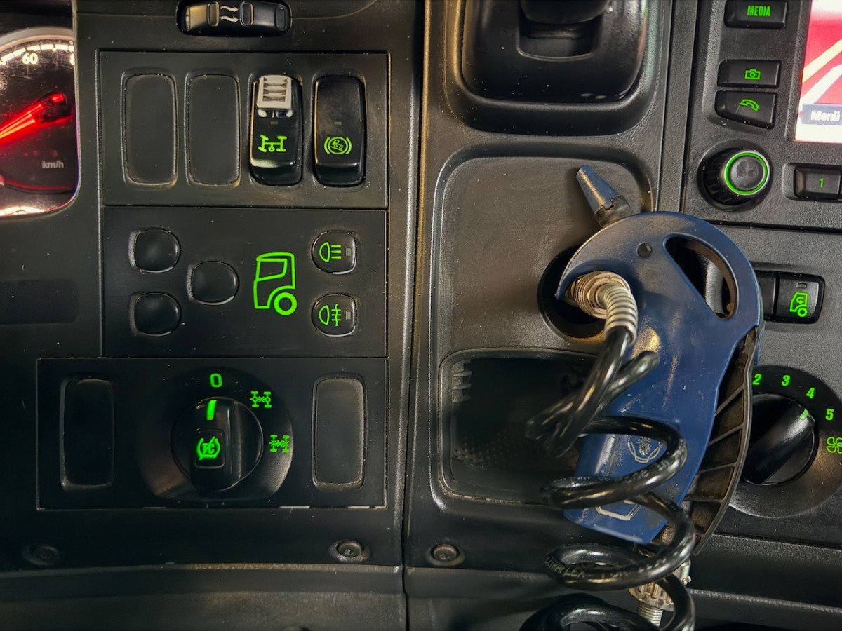 Horgos rakodó teherautó SCANIA R450: 11 kép.