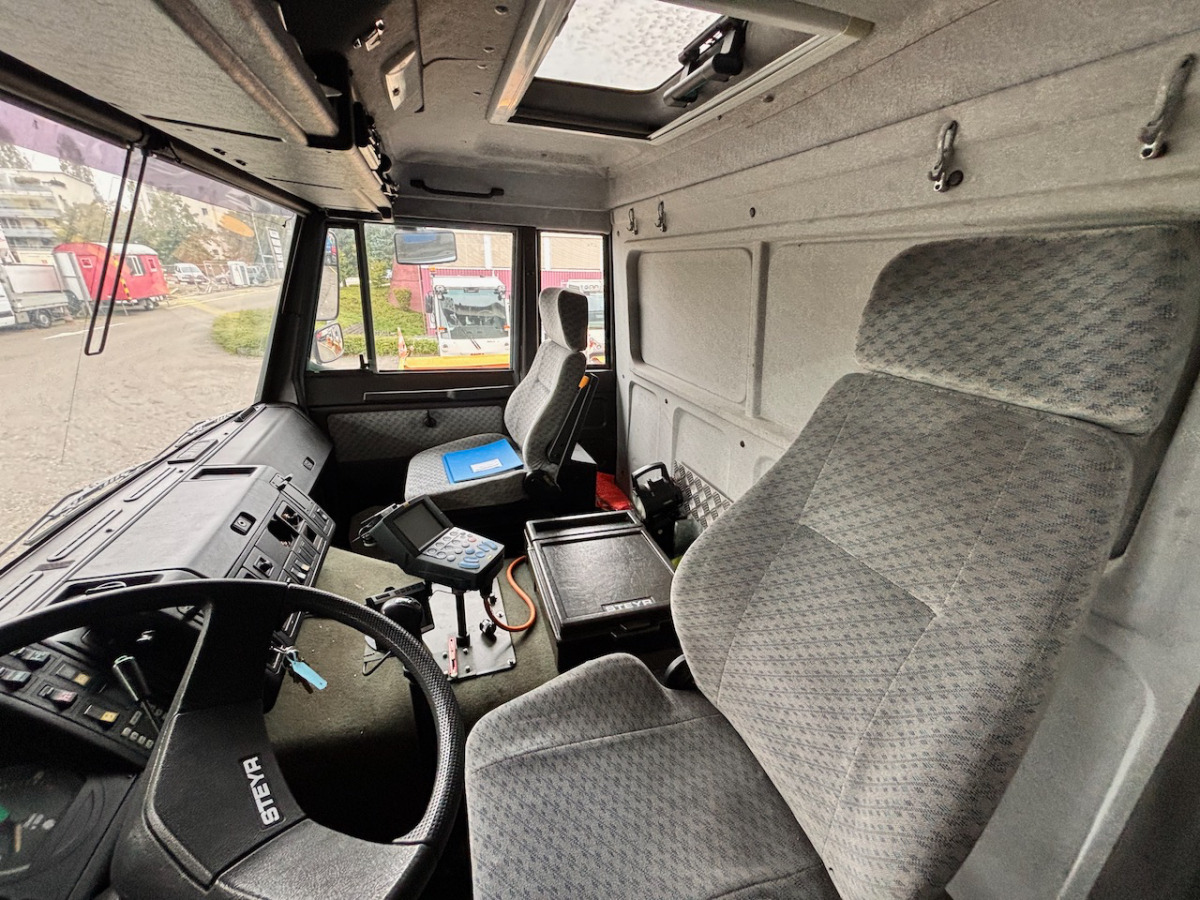 STEYR 26S32/ 6x4 Pisten Enteisung - Ponyvás teherautó: 4 kép. STEYR 26S32/ 6x4 Pisten Enteisung - Ponyvás teherautó: 4 kép.
