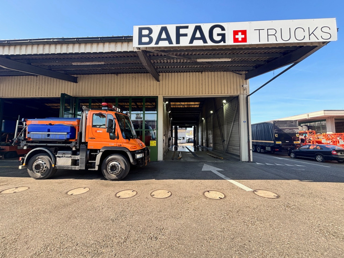 UNIMOG U400 - Billenőplatós teherautó: 2 kép. UNIMOG U400 - Billenőplatós teherautó: 2 kép.