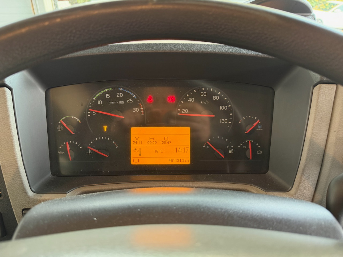 VOLVO FL-280 4x2R - Dobozos felépítményű teherautó: 5 kép. VOLVO FL-280 4x2R - Dobozos felépítményű teherautó: 5 kép.