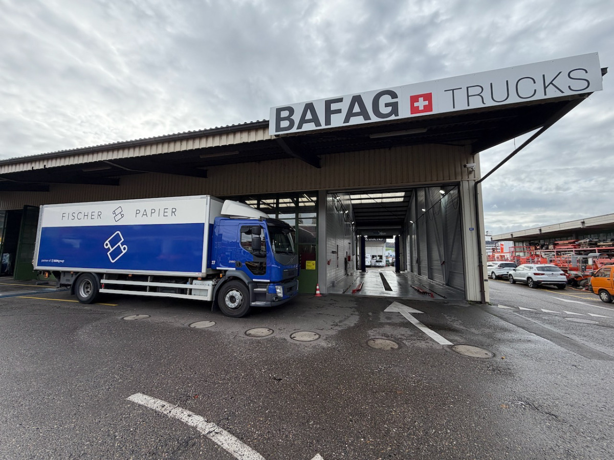 VOLVO FL-280 4x2R - Dobozos felépítményű teherautó: 2 kép. VOLVO FL-280 4x2R - Dobozos felépítményű teherautó: 2 kép.