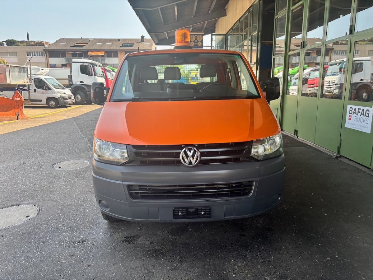 VW T5 Transporter - Platós kisteherautó: 2 kép. VW T5 Transporter - Platós kisteherautó: 2 kép.