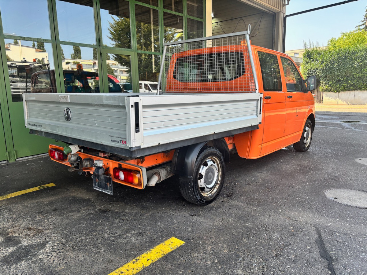 VW T5 Transporter - Platós kisteherautó: 5 kép. VW T5 Transporter - Platós kisteherautó: 5 kép.