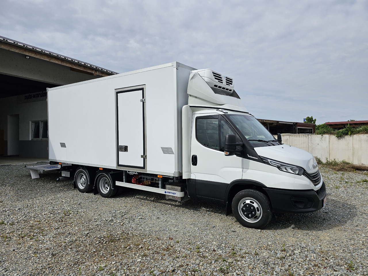 IVECO Daily BE-Truck 35S18H A8 180 PS Kühlkoffer 7.000kg Gesamtgewicht - Hűtős teherautó: 2 kép. IVECO Daily BE-Truck 35S18H A8 180 PS Kühlkoffer 7.000kg Gesamtgewicht - Hűtős teherautó: 2 kép.