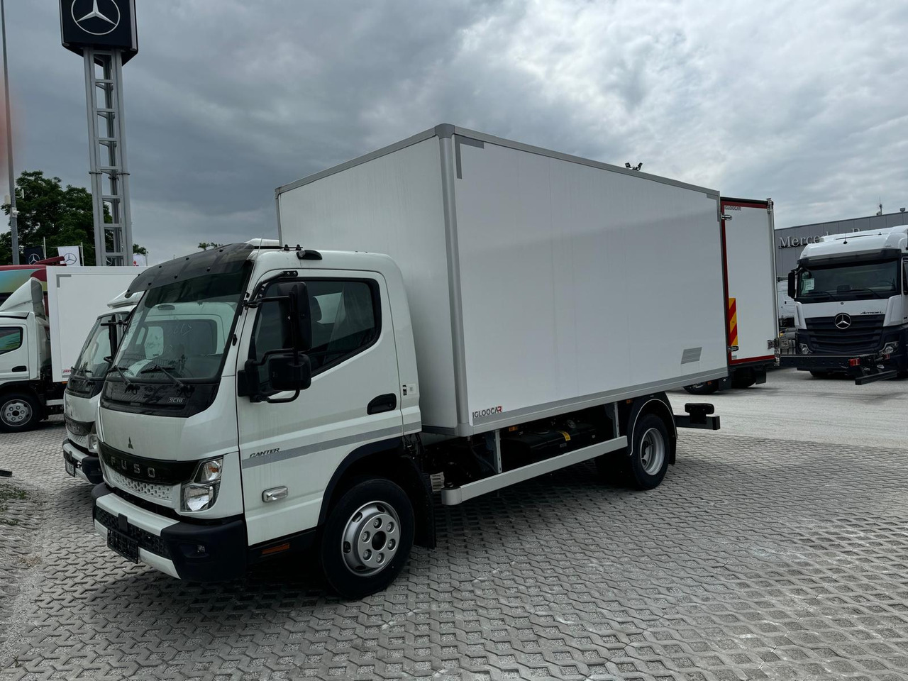 Mitsubishi Canter FUSO 70C18 Isotherm Koffer - Hőszigetelt teherautó: 2 kép. Mitsubishi Canter FUSO 70C18 Isotherm Koffer - Hőszigetelt teherautó: 2 kép.
