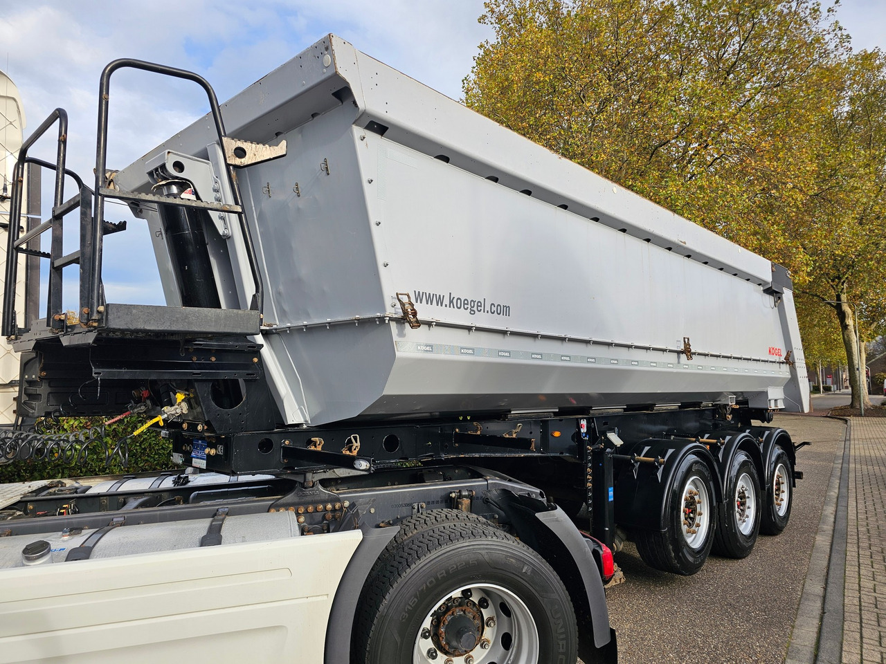 Kögel SKM24 - Félpótkocsi billenőplatós: 4 kép. Kögel SKM24 - Félpótkocsi billenőplatós: 4 kép.