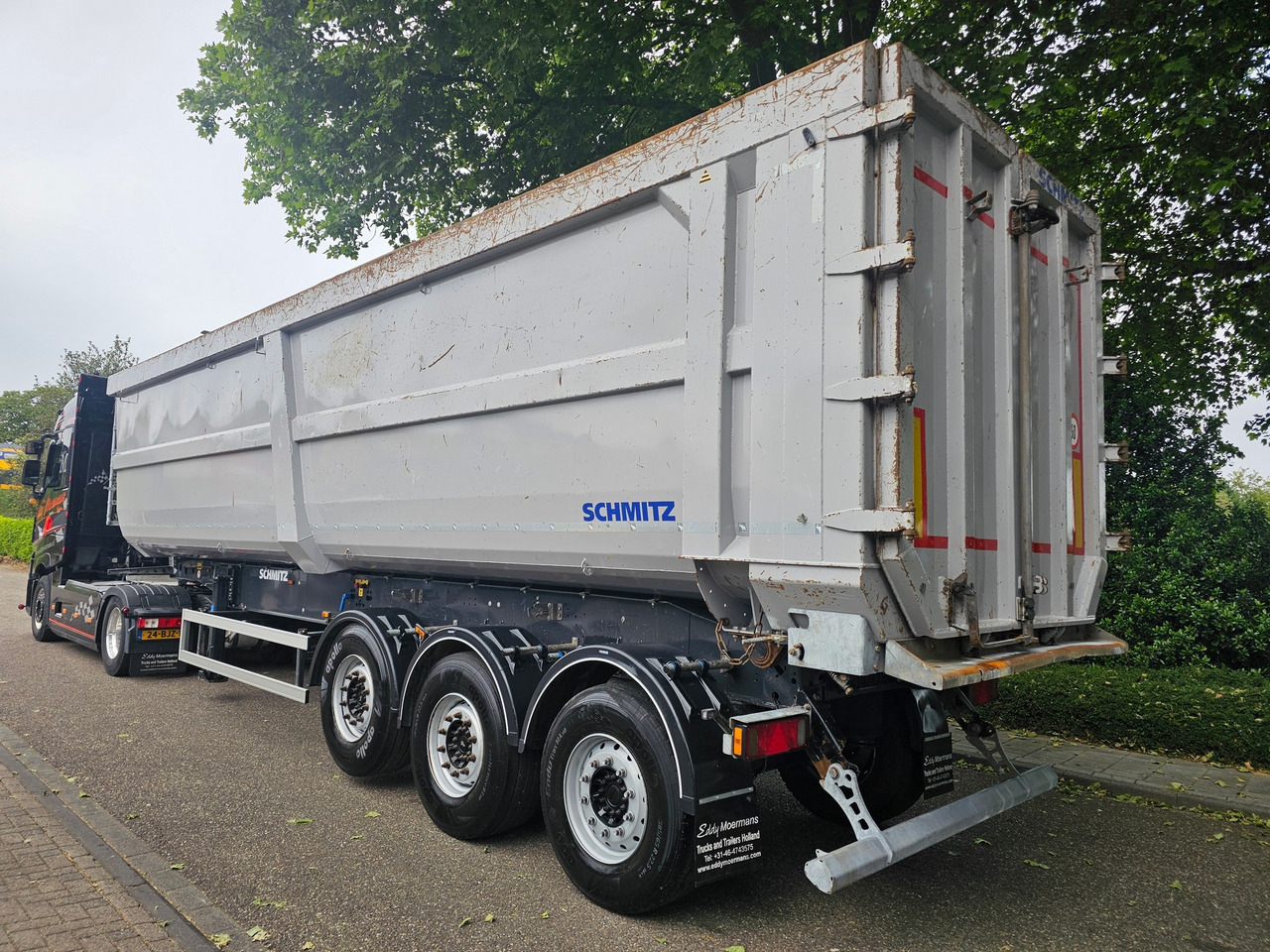 Schmitz SGF-S3 Scraptipper 55 M3 - Félpótkocsi billenőplatós: 2 kép. Schmitz SGF-S3 Scraptipper 55 M3 - Félpótkocsi billenőplatós: 2 kép.