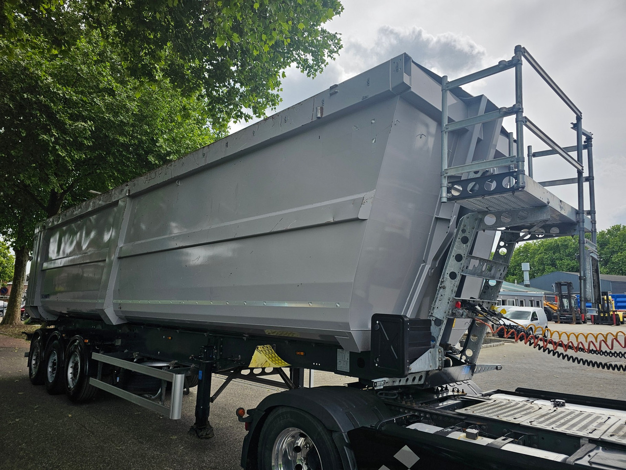 Schmitz SGF-S3 Scraptipper 55 M3 - Félpótkocsi billenőplatós: 3 kép. Schmitz SGF-S3 Scraptipper 55 M3 - Félpótkocsi billenőplatós: 3 kép.