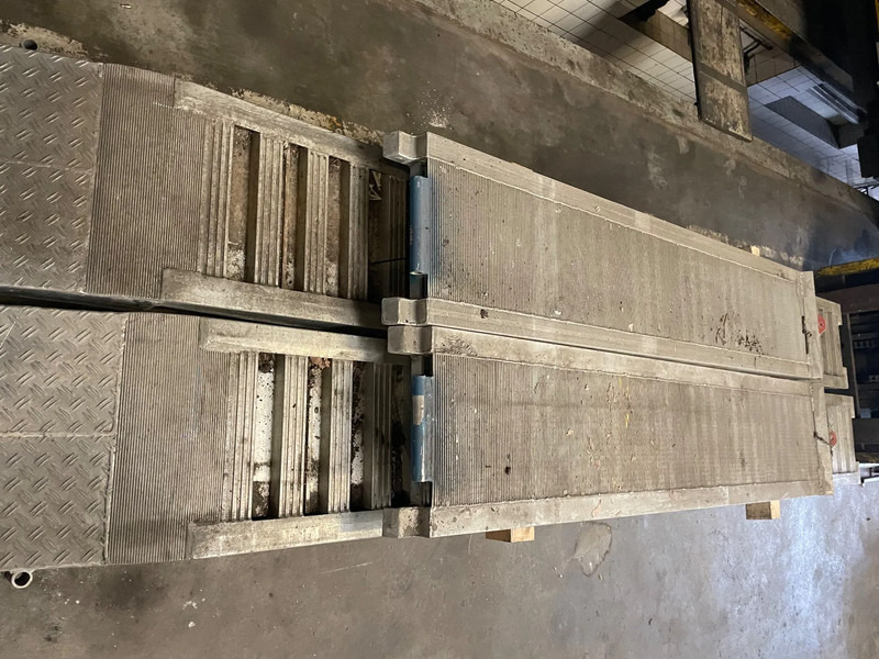 Kässbohrer Oprijplaaten - Félpótkocsi mélybölcsős: 3 kép. Kässbohrer Oprijplaaten - Félpótkocsi mélybölcsős: 3 kép.