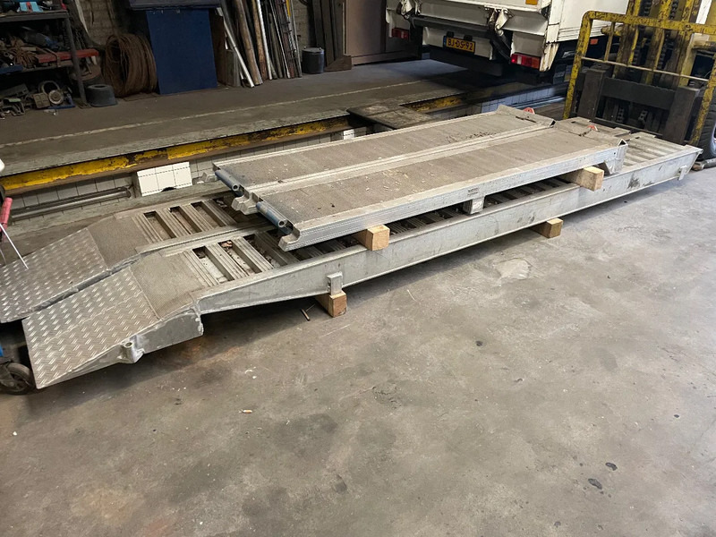 Kässbohrer Oprijplaaten - Félpótkocsi mélybölcsős: 1 kép. Kässbohrer Oprijplaaten - Félpótkocsi mélybölcsős: 1 kép.