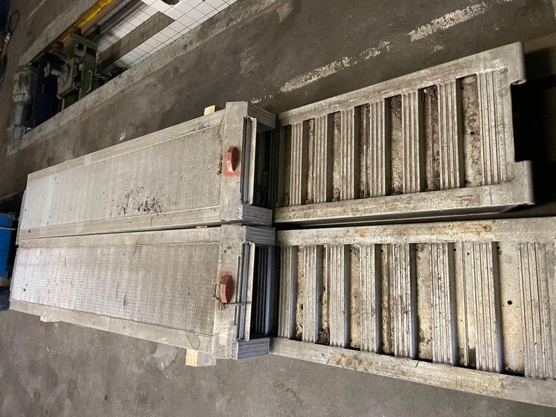 Kässbohrer Oprijplaaten - Félpótkocsi mélybölcsős: 2 kép. Kässbohrer Oprijplaaten - Félpótkocsi mélybölcsős: 2 kép.