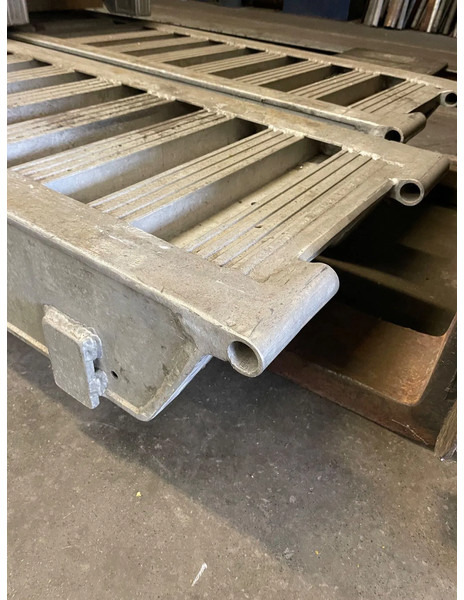 Kässbohrer Oprijplaaten - Félpótkocsi mélybölcsős: 4 kép. Kässbohrer Oprijplaaten - Félpótkocsi mélybölcsős: 4 kép.