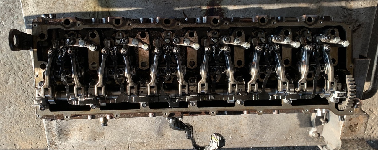 CYLINDER HEAD ASSEMBLY COMPLETE(INCLUDING CAMSHAFT) MAN TGA-TGS D2066 - Motor fej - Teherautó: 1 kép. CYLINDER HEAD ASSEMBLY COMPLETE(INCLUDING CAMSHAFT) MAN TGA-TGS D2066 - Motor fej - Teherautó: 1 kép.