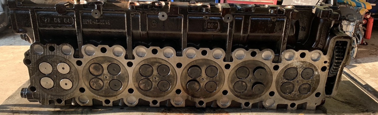CYLINDER HEAD ASSEMBLY COMPLETE(INCLUDING CAMSHAFT) MAN TGA-TGS D2066 - Motor fej - Teherautó: 3 kép. CYLINDER HEAD ASSEMBLY COMPLETE(INCLUDING CAMSHAFT) MAN TGA-TGS D2066 - Motor fej - Teherautó: 3 kép.