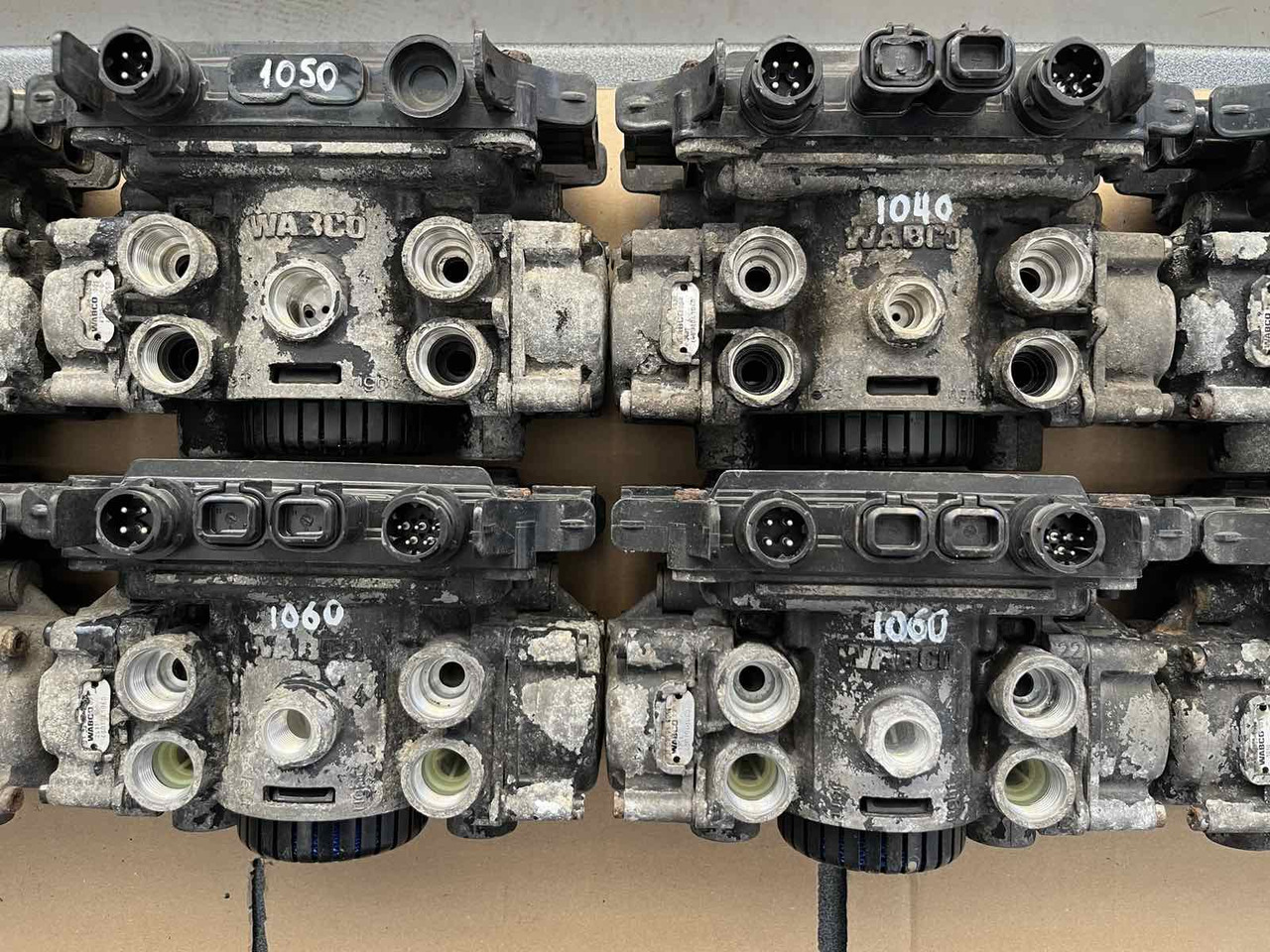 EBS AXLE MODULATOR 2 MAN TGA-TGM-TGL - Fék alkatrészek - Teherautó: 3 kép. EBS AXLE MODULATOR 2 MAN TGA-TGM-TGL - Fék alkatrészek - Teherautó: 3 kép.