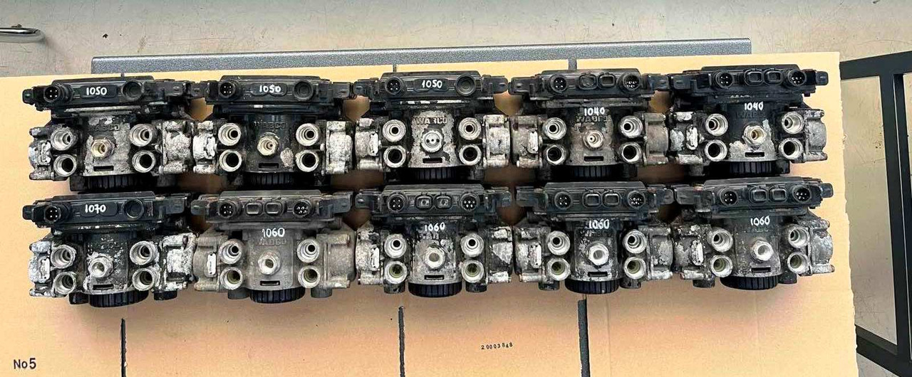 EBS AXLE MODULATOR 2 MAN TGA-TGM-TGL - Fék alkatrészek - Teherautó: 1 kép. EBS AXLE MODULATOR 2 MAN TGA-TGM-TGL - Fék alkatrészek - Teherautó: 1 kép.