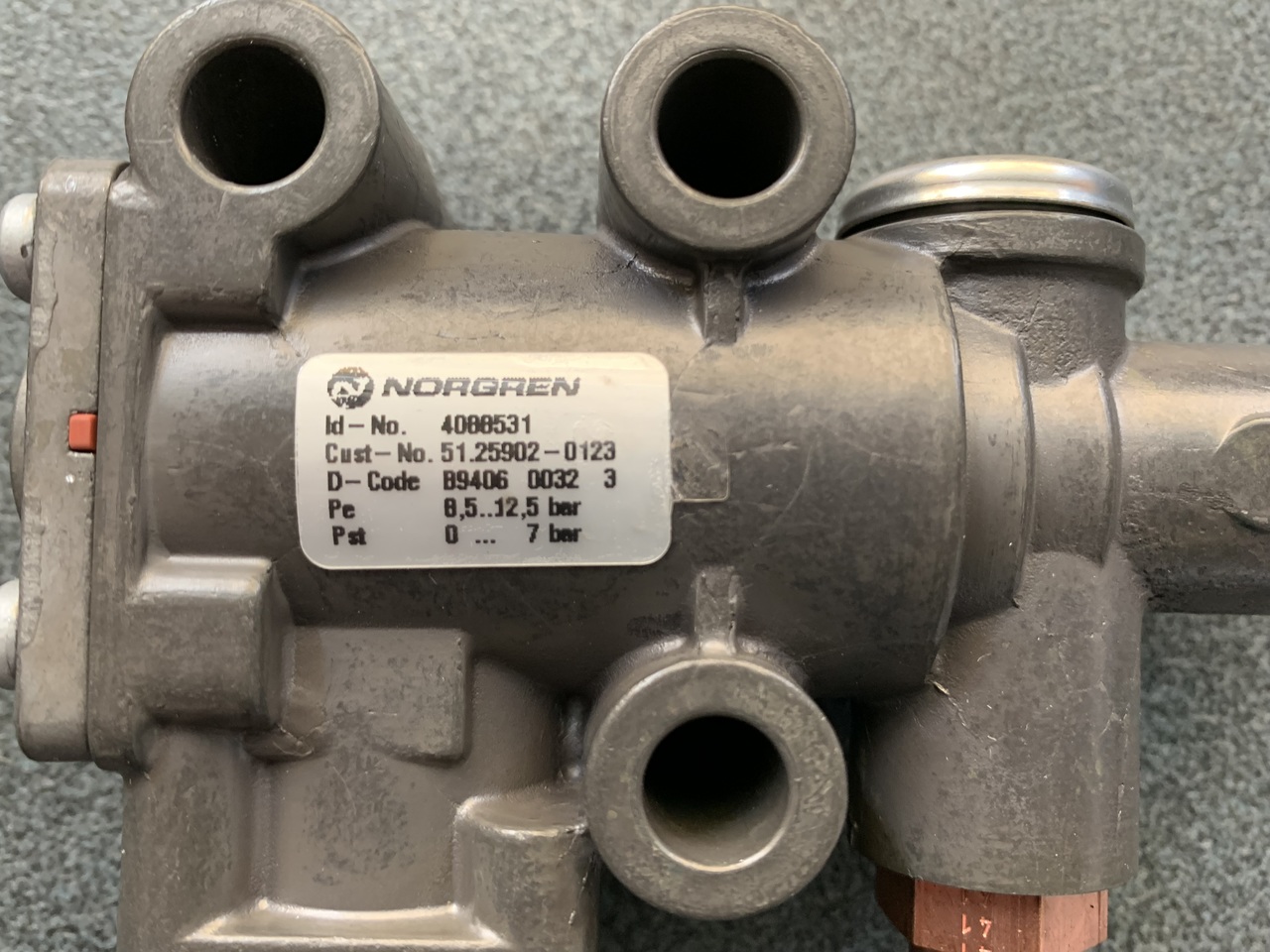 EXHAUST GAS RECIRCULATION CONTROL VALVE MAN TGA - Fékszelep - Teherautó: 2 kép. EXHAUST GAS RECIRCULATION CONTROL VALVE MAN TGA - Fékszelep - Teherautó: 2 kép.