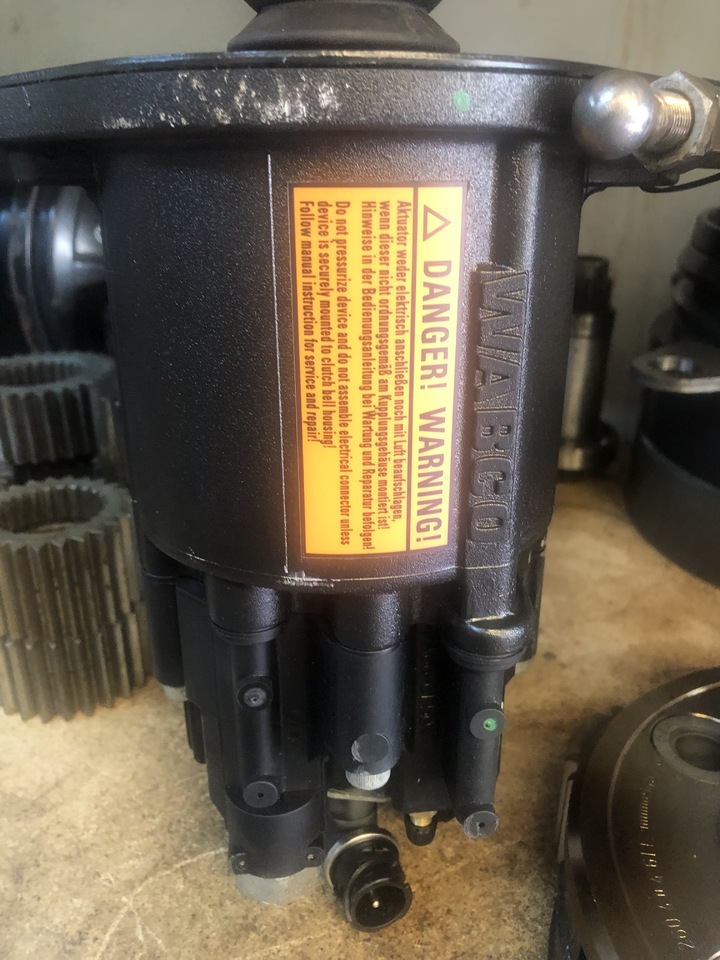 MERCEDES-BENZ ACTROS MP4 CLUTCH BOOSTER - Kuplunghenger - Teherautó: 2 kép. MERCEDES-BENZ ACTROS MP4 CLUTCH BOOSTER - Kuplunghenger - Teherautó: 2 kép.