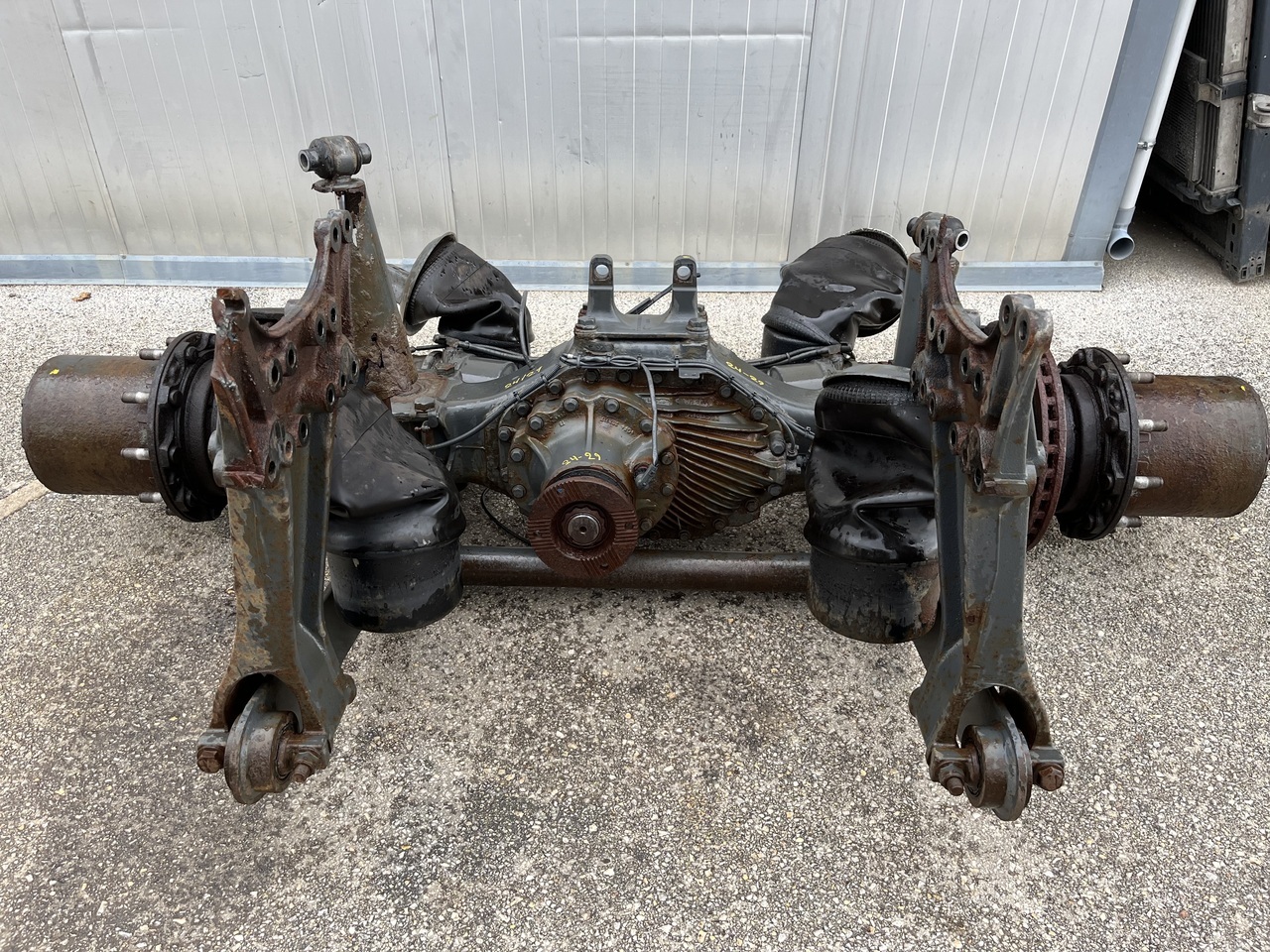 REAR AXLE WITH DIFFERENTIAL GEAR ,RATIO 29:24 - Differenciálmű - Teherautó: 1 kép. REAR AXLE WITH DIFFERENTIAL GEAR ,RATIO 29:24 - Differenciálmű - Teherautó: 1 kép.