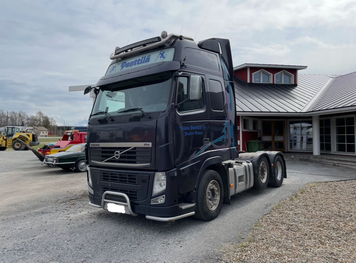 Volvo FH13 480 - Nyergesvontató: 2 kép. Volvo FH13 480 - Nyergesvontató: 2 kép.