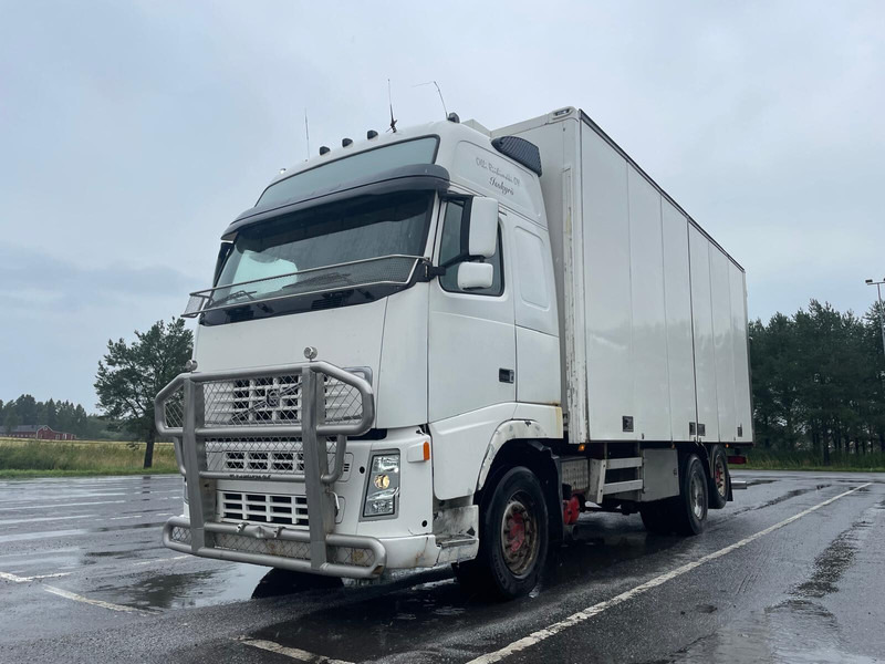 Volvo FH500 Globe XL - Dobozos felépítményű teherautó: 1 kép. Volvo FH500 Globe XL - Dobozos felépítményű teherautó: 1 kép.